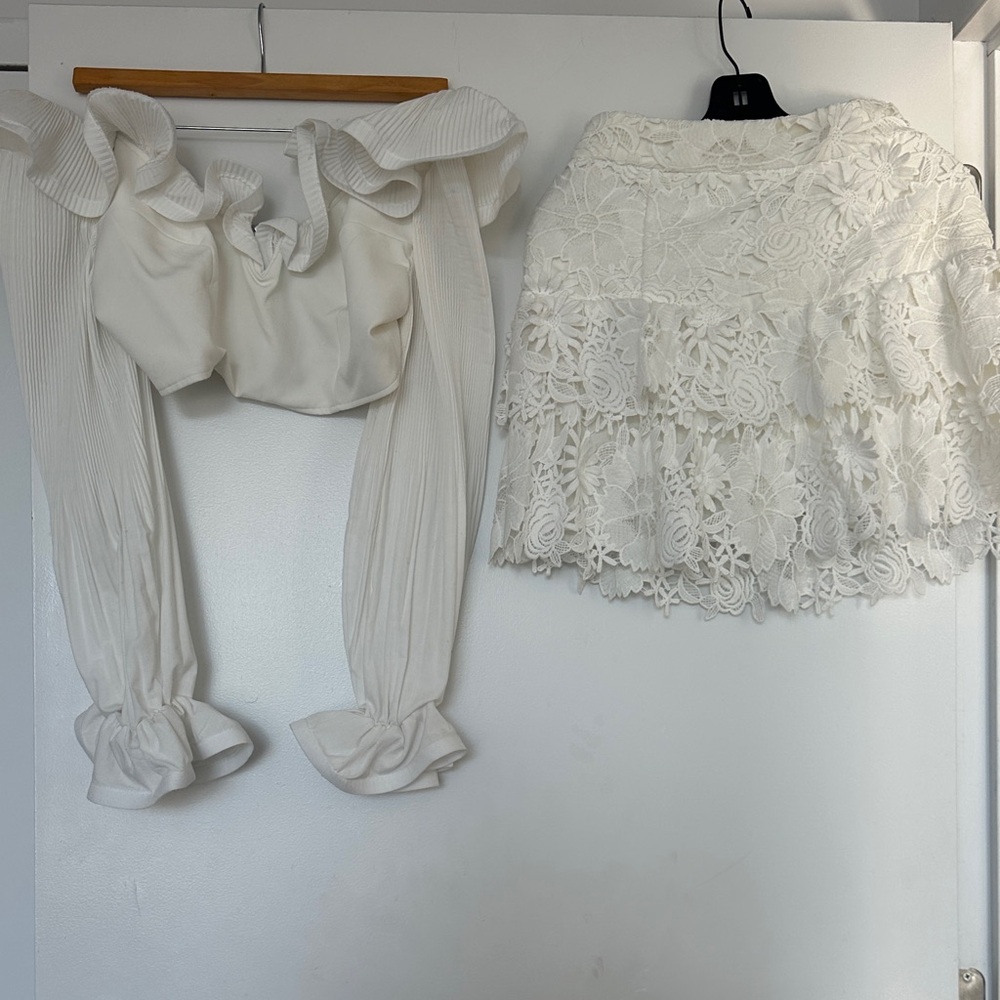 L'ATISTE Elegant White set skirt & long sleeve top